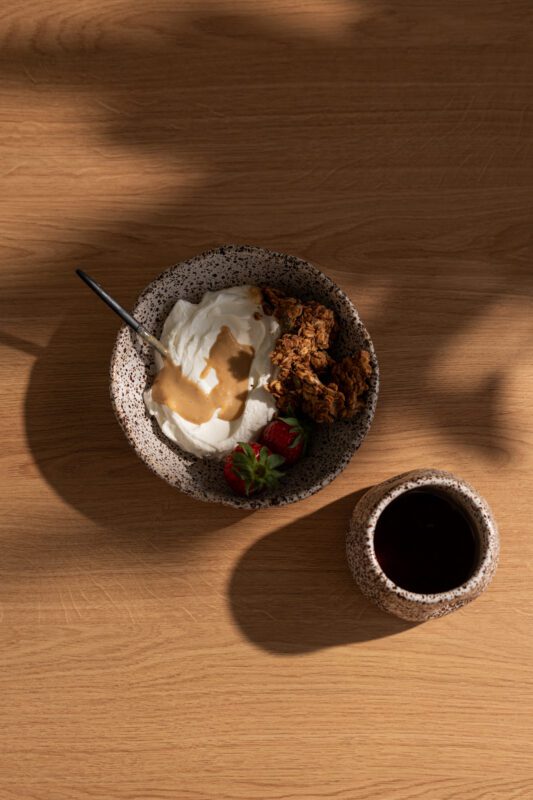 πρωινό γιαούρτι με granola